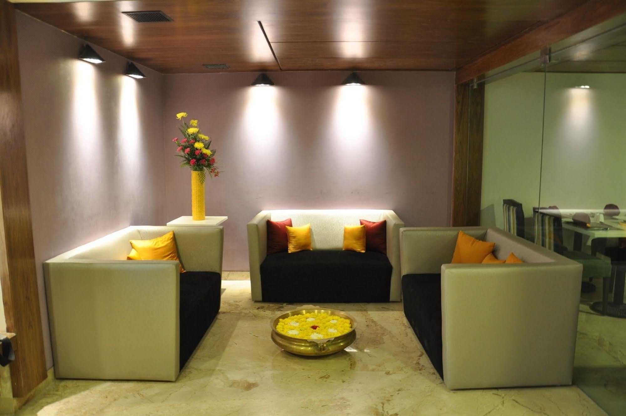 La Woods Hotel Chennai Esterno foto
