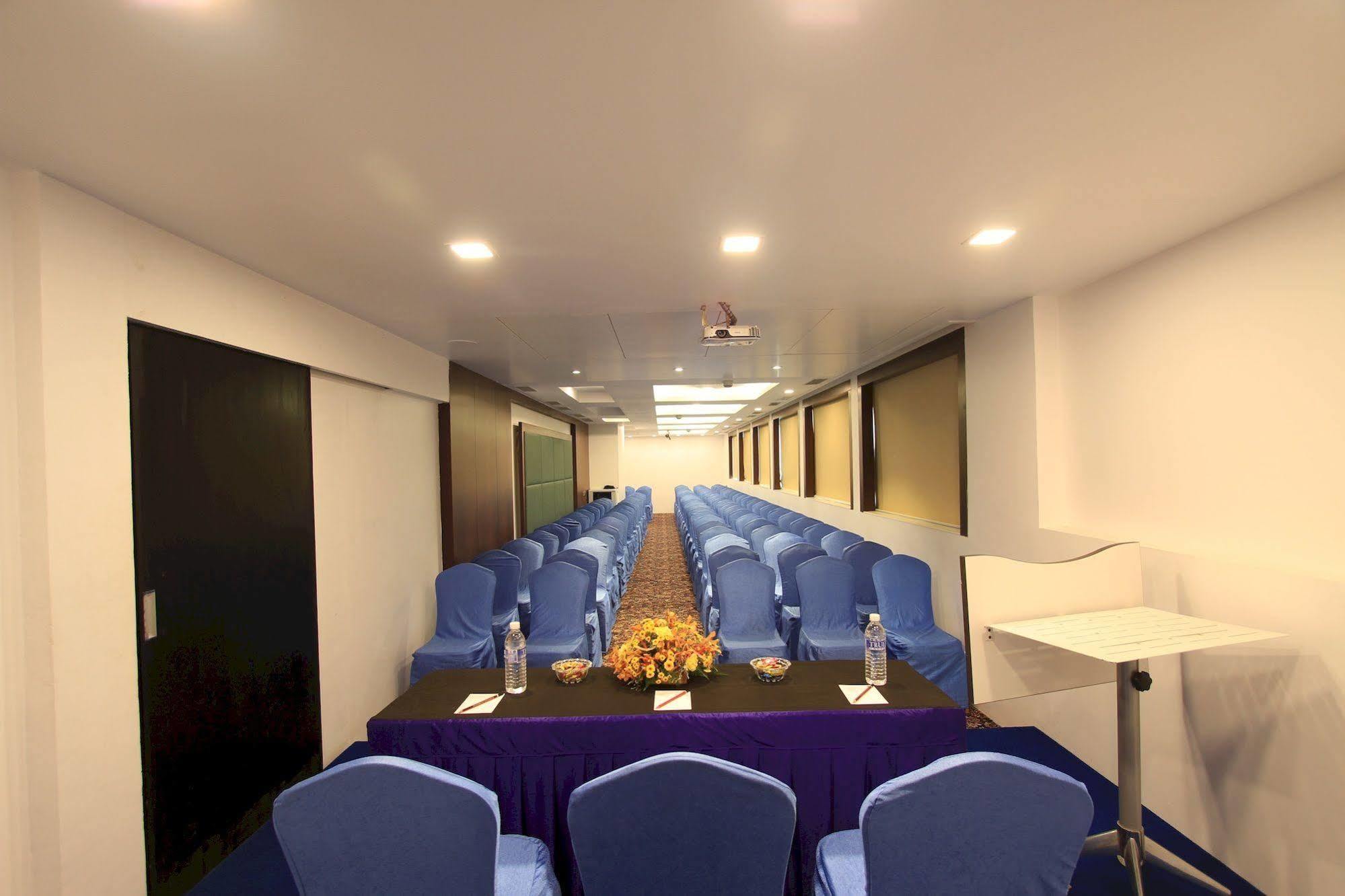 La Woods Hotel Chennai Esterno foto