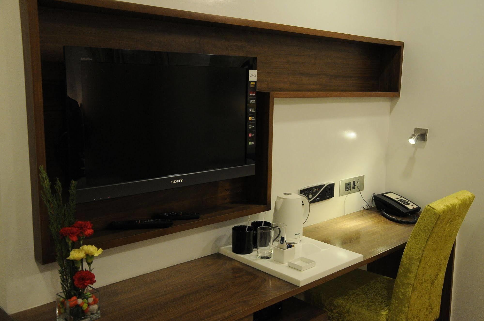 La Woods Hotel Chennai Esterno foto