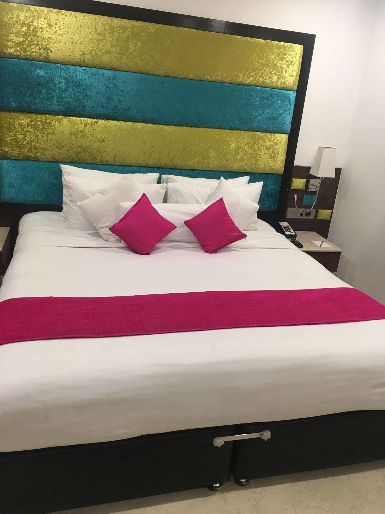 La Woods Hotel Chennai Esterno foto