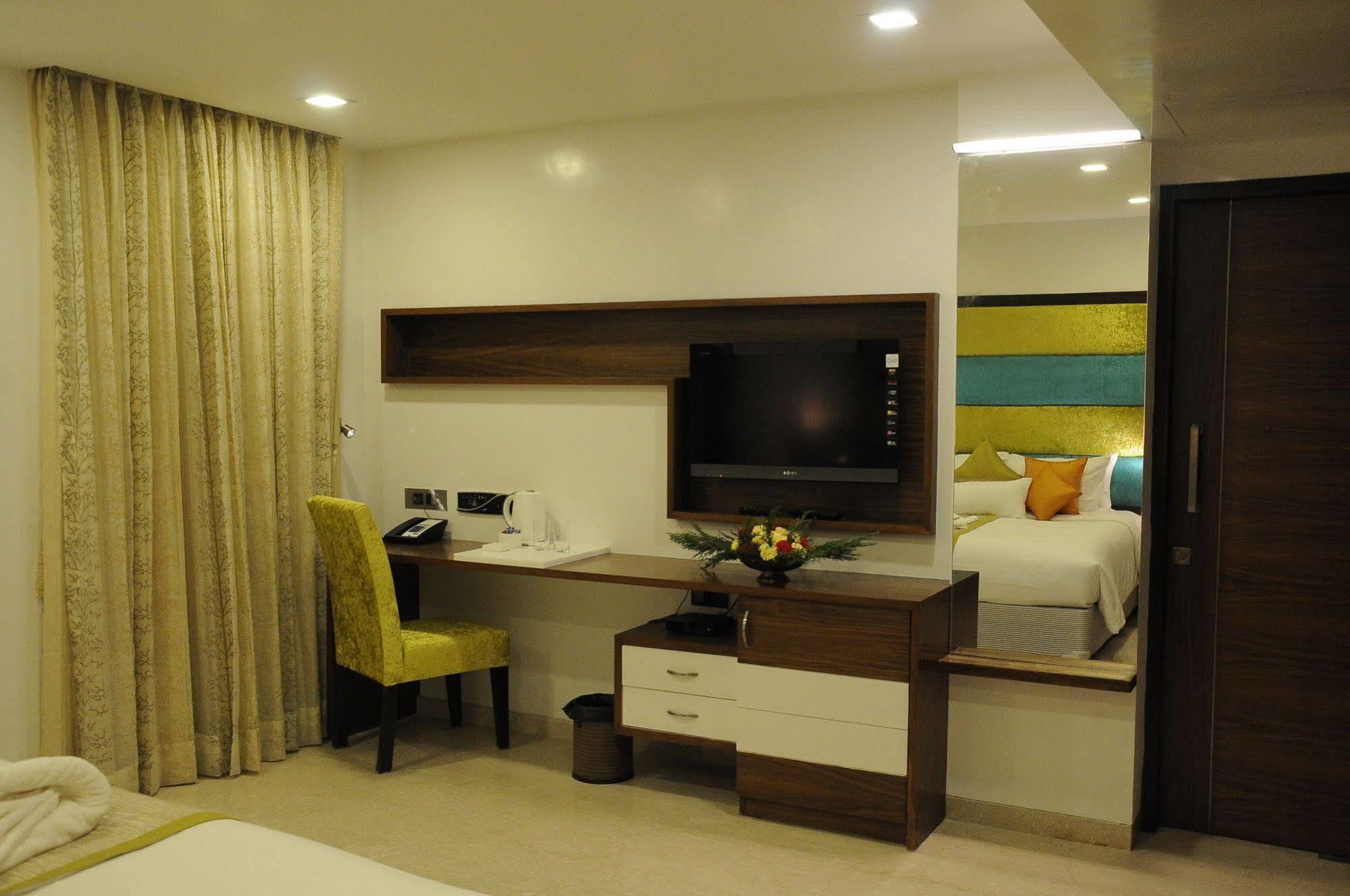 La Woods Hotel Chennai Esterno foto